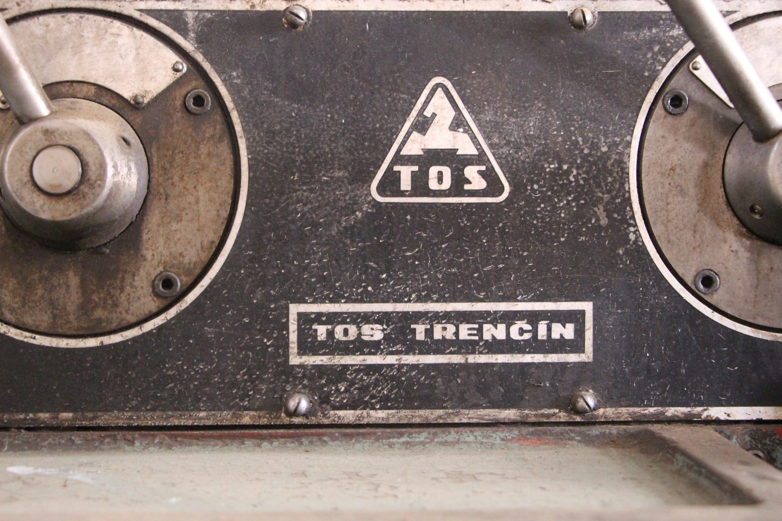 دستگاه تراش منوال توس ترنسین (TOS TRENCIN)